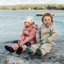 Vilnius Recycled Rain Mittens Leaf Green -Kuling 1024x1024 3320